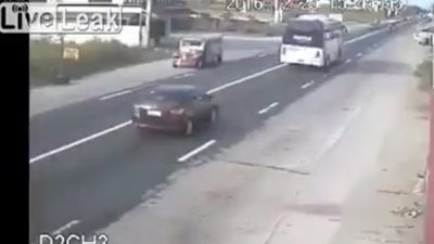 بالفيديو.. أغرب حوادث السير العكسي على الطرق السريعة