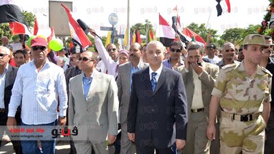 بالصور.. رجال الجيش والشرطة يتقدمون مسيرة بشوارع الإسماعيلية