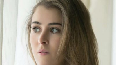 عائشة بن أحمد تتعاقد على «شهادة ميلاد»