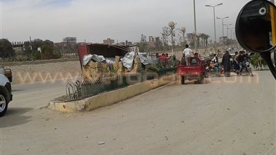 بالصور.. إصابة طفل في انقلاب شاحنة بأسيوط