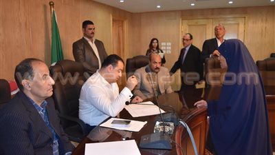 بالصور.. محافظ الفيوم يمنح وحدة سكنية لإحدى الأسر الأولى بالرعاية