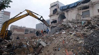 وصول مأمور قسم بولاق إلى موقع العقار المنهار