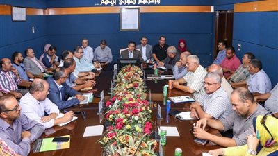 رئيس ميناء دمياط يلتقي ممثلي الشركات لبحث سبل تطوير الأداء