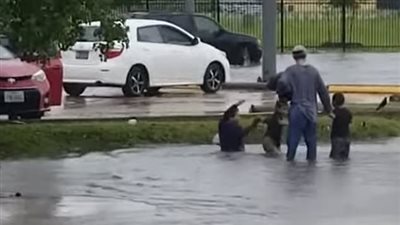 بقعة مياه تخدع المارة وتبتلعهم بولاية تكساس الأمريكية (فيديو وصور)