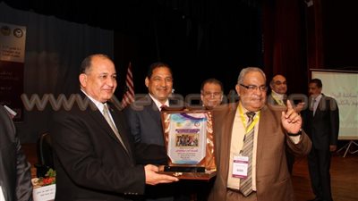 بالصور.. رئيس جامعة طنطا ومحافظ الغربية يكرمان رواد العطاء بكلية الطب