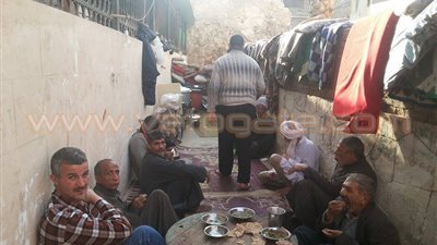 بالصور.. الأغنياء يخدمون الفقراء في شارع الأشراف تبركا بآل البيت