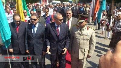 بالصور..محافظ قنا يضع إكليلا من الزهور على النصب لشهداء الجيش