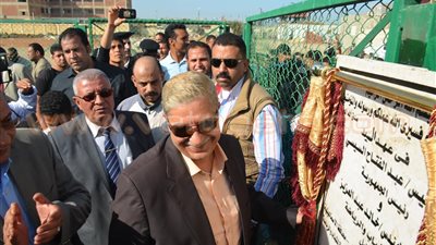 بالصور.. محافظ الإسماعيلية يفتتح ملعبين نجيل صناعى
