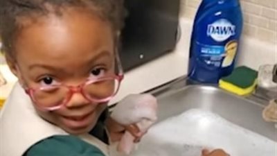 مفاجأة لامرأة طلبت من طفلتها غسل الدجاج (فيديو وصور)