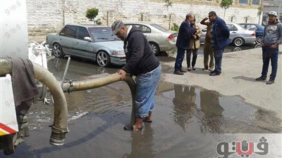 بالصور.. حي المناخ ببورسعيد ينتهي من رفع تجمعات مياه الأمطار