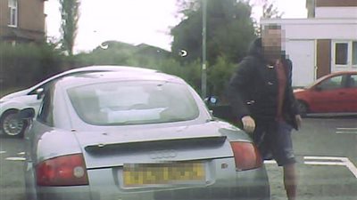 سائق يعتدي على امرأة والشرطة ترفض الاعتراف بمقطع الفيديو (فيديو وصور)