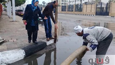 بالصور.. عرب بورسعيد يتابع تطهير خطوط الصرف الصحي بالشوارع