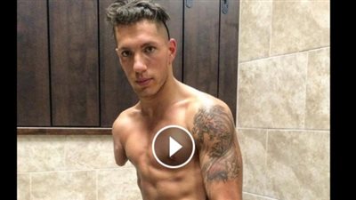 بالفيديو.. شاب بدون ساقين وبيد واحدة يشعل مواقع التواصل بمهاراته