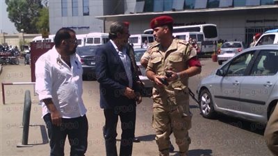 بالفيديو والصور.. خالد يوسف يعزي رجال الجيش في شهداء 