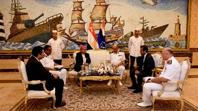 طلاب جامعة القاهرة في زيارة للكلية البحرية (صور)