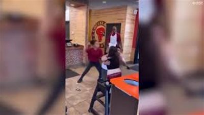 لحظة اعتداء عاملتين في معطم على زبونة بطريقة وحشية (فيديو)