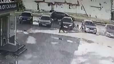 لقطات مروعة للحظة دهس سيارة امرأة تعبر الشارع (فيديو)