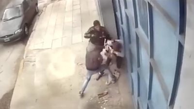 لحظة اعتداء لصين على امرأة وسرقتها أمام مكان عملها (فيديو)