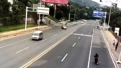 تهور امرأة في القيادة يتسبب في حادث تصادم لـ 3 سيارات (فيديو)