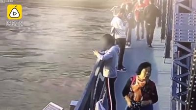 حزنا على فراق حبيبها.. لحظة قفز فتاة في النهر (فيديو)