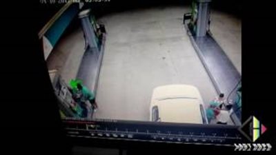 بالفيديو.. لحظة سرقة محطة وقود بالرياض تحت تهديد السلاح