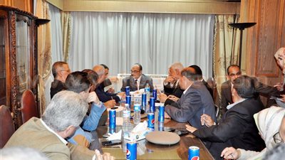 بالصور.. محافظ القليوبية يعقد اجتماعا مع رجال الأعمال بالخانكة