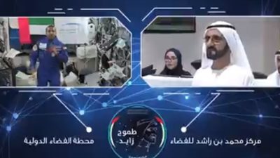 محمد بن راشد يجري اتصالا مع أول رائد فضاء إماراتي خلال رحلته