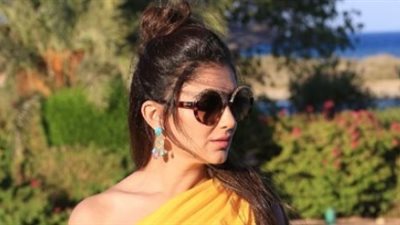 مي عمر تتألق بالأصفر في أحدث جلسة تصوير بالجونة (صور)