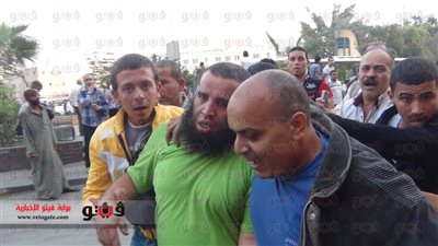 بالفيديو والصور..الأهالي يسحلون إرهابيي المعزول الهاربين من اشتباكات رمسيس