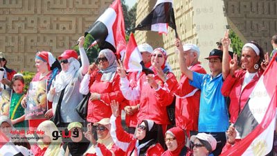 المئات يحتشدون أمام النصب التذكاري احتفالا بانتصارات أكتوبر