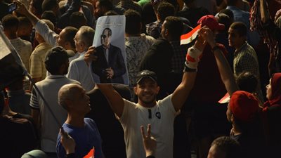 استمرار احتفالات المواطنين لدعم الدولة أمام المنصة بمدينة نصر (صور)