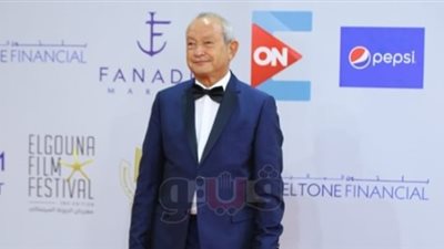 نجيب ساويرس بعد تكريمه لمحمد هنيدي بمهرجان الجونة: لما بشوفه بضحك