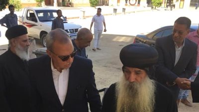 محافظ قنا يطمئن على صحة الأنبا كيرلس أسقف إيبارشية نجع حمادي