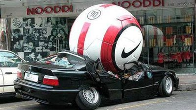 كرة تتسبب في تحطم سيارة bmw تثير غضب نشطاء فيس بوك