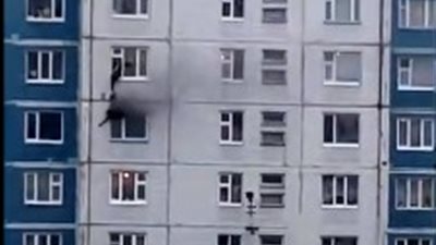 لحظة إنقاذ امرأة اشتعلت النيران في شقتها (فيديو)