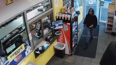 لحظة اعتداء 3 عمال على امرأتين داخل محطة وقود (فيديو)