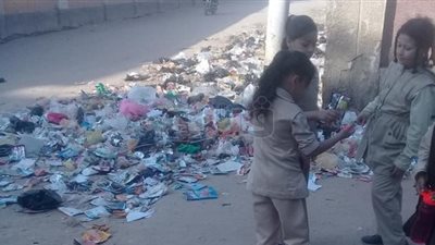 أولياء أمور مدرسة الغنايم بأسيوط يستغيثون من محاصرة القمامة للتلاميذ