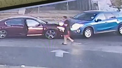 امرأة تستغل تورط مراهق في حادث وتسرق محفظته (فيديو)