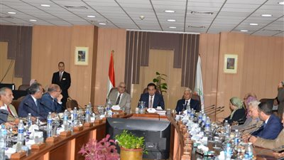 وزير التعليم العالى في اجتماع مغلق مع أعضاء مجلس جامعة المنصورة