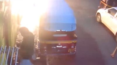 لحظة اشتعال النيران في شاب مشي فوق سلك كهرباء (فيديو)