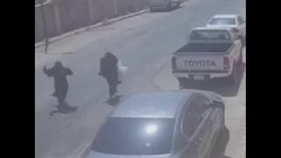 لحظة خطف حقيبة امرأة في وضح النهار بالسعودية (فيديو)
