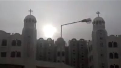 بالفيديو.. ظهورات للنور أعلى قباب دير مارمينا تزامنا مع دفن الشهداء