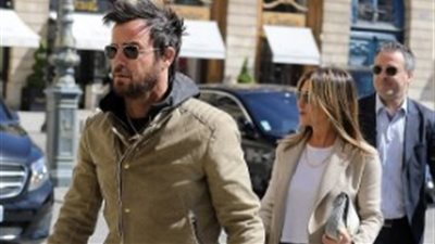 بالصور.. جينيفر أنيستون وجاستن ثيرو في إجازة بباريس