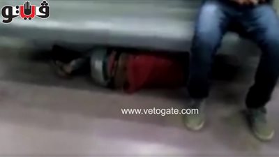 بالفيديو والصور.. طفل تأويه مقاعد المترو