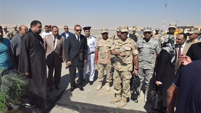 محافظ أسيوط يتقدم الجنازة العسكرية للشهيد محمود أحمد علي (صور)