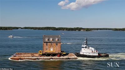 نقل قصر من مكانه لوضعه بالقرب من ممتلكات مشتريه (فيديو وصور)