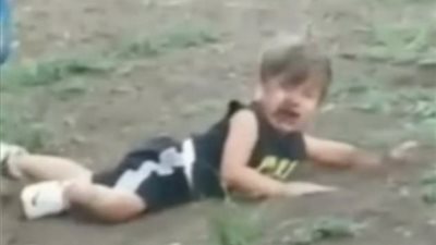 رد فعل كلب أراد التزحلق ويعيقه طفل (فيديو وصور)