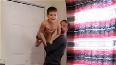 كلب يحاول مشاركة صبي اللعب بطريقة لا تصدق (فيديو)