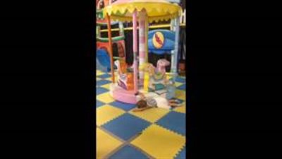 بالفيديو والصور.. أطرف طريقة لطفلة تلهو بلعبة ملاهي