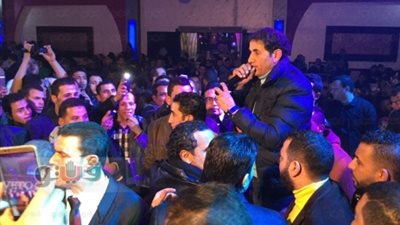 مافيا متعهدي الأفراح.. يتحكمون في أجور نجوم الأغنية الشعبية.. ومن يرفض التعامل معهم يجلس في بيته.. الأرياف تتفوق على القاهرة في أجر المطربين.. ومديرو الأعمال يخوضون معركة الحفاظ على «النجم»